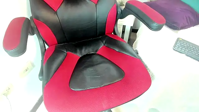 Snapshot of oliver_price1 chatting on December 2, 4:24 pm oliver price1 online show from December 2, 4:24 pm