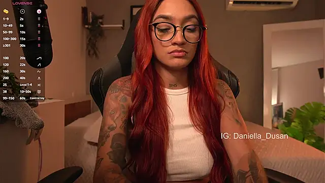 Snapshot of DaniDusan_ chatting on December 7, 12:52 am DaniDusan online show from December 7, 12:52 am