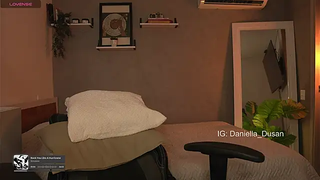 Snapshot of DaniDusan_ chatting on January 1, 6:37 am DaniDusan online show from January 1, 6:37 am