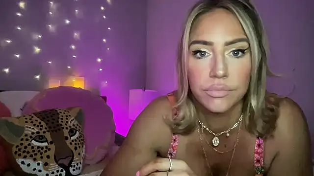 Snapshot of Fitnessbabe69 chatting on December 28, 11:30 am Fitnessbabe69 online show from December 28, 11:30 am
