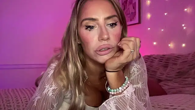 Snapshot of Fitnessbabe69 chatting on November 10, 9:19 am Fitnessbabe69 online show from November 10, 9:19 am