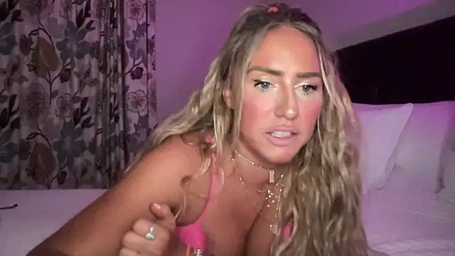 Snapshot of Fitnessbabe69 chatting on May 15, 7:04 am Fitnessbabe69 online show from May 15, 7:04 am