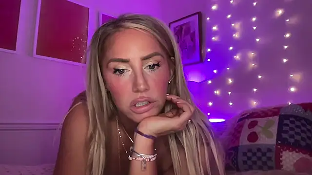 Snapshot of Fitnessbabe69 chatting on May 27, 11:07 am Fitnessbabe69 online show from May 27, 11:07 am