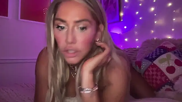 Snapshot of Fitnessbabe69 chatting on June 14, 11:23 am Fitnessbabe69 online show from June 14, 11:23 am