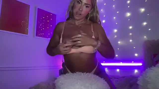Snapshot of Fitnessbabe69 chatting on July 9, 9:35 am Fitnessbabe69 online show from July 9, 9:35 am