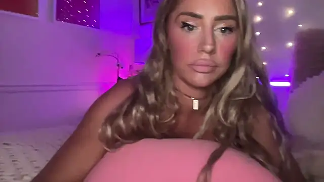Snapshot of Fitnessbabe69 chatting on July 15, 9:03 am Fitnessbabe69 online show from July 15, 9:03 am