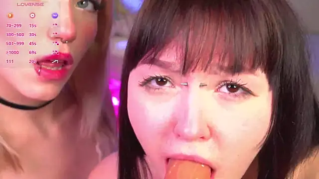 Snapshot of Wildneck chatting on January 7, 10:19 pm Wildneck online show from January 7, 10:19 pm