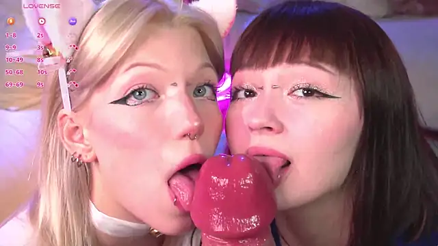 Snapshot of Wildneck chatting on March 13, 6:56 pm Wildneck online show from March 13, 6:56 pm