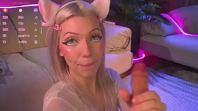 Snapshot of Wildneck chatting on October 14, 6:31 pm Wildneck online show from October 14, 6:31 pm