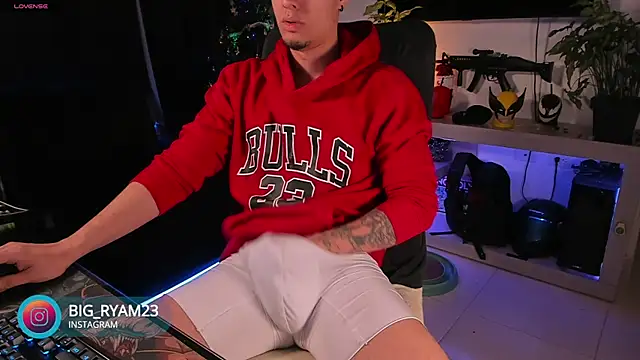 Snapshot of bigryann23 chatting on December 15, 2:52 am bigryann23 online show from December 15, 2:52 am