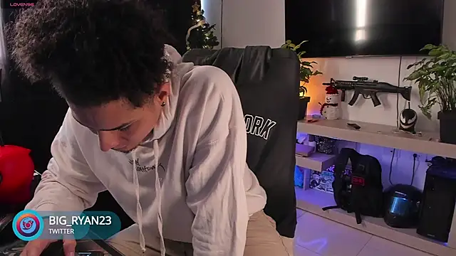 Snapshot of bigryann23 chatting on December 15, 10:15 pm bigryann23 online show from December 15, 10:15 pm