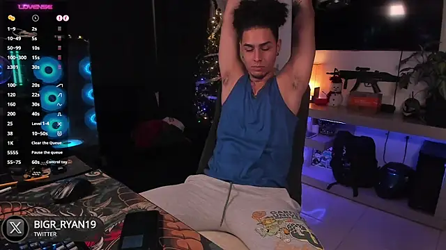 Snapshot of bigryann23 chatting on December 21, 3:25 am bigryann23 online show from December 21, 3:25 am