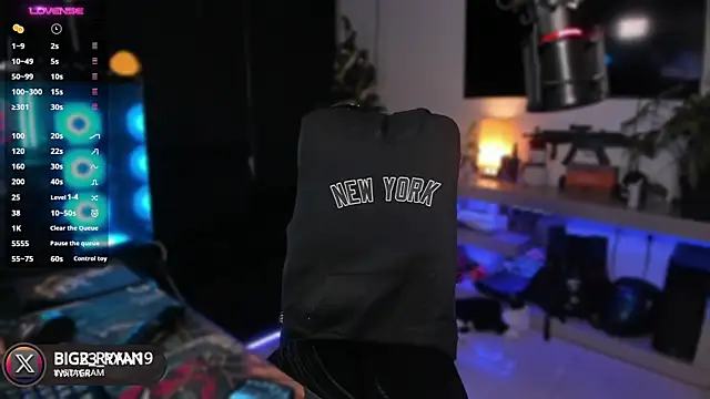 Snapshot of bigryann23 chatting on December 23, 3:40 am bigryann23 online show from December 23, 3:40 am