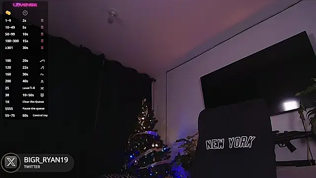 Snapshot of bigryann23 chatting on December 29, 4:27 am bigryann23 online show from December 29, 4:27 am