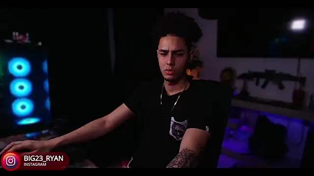 Snapshot of bigryann23 chatting on January 17, 1:36 am bigryann23 online show from January 17, 1:36 am