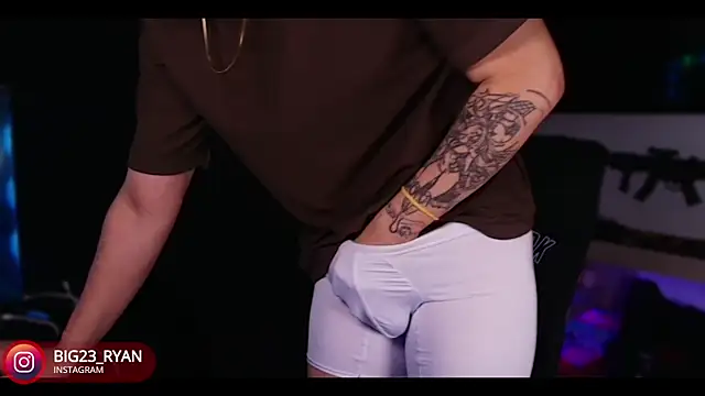 Snapshot of bigryann23 chatting on January 18, 1:08 am bigryann23 online show from January 18, 1:08 am