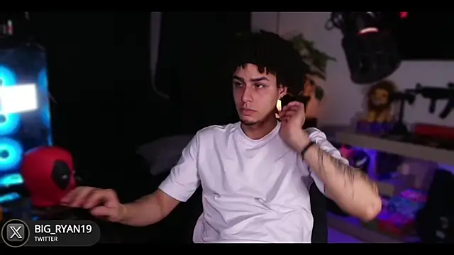 Snapshot of bigryann23 chatting on January 19, 1:00 am bigryann23 online show from January 19, 1:00 am