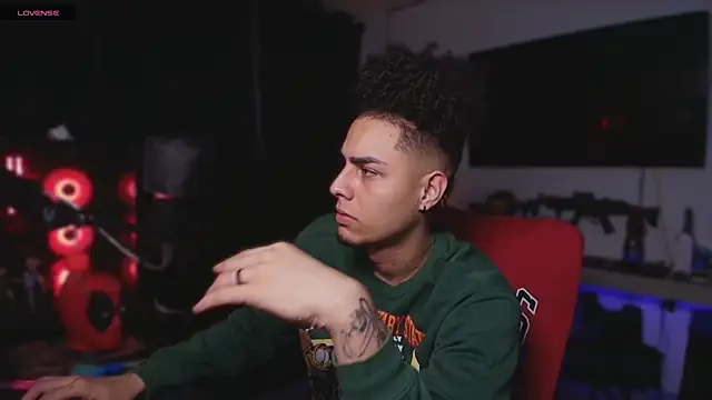 Snapshot of bigryann23 chatting on February 2, 12:40 am bigryann23 online show from February 2, 12:40 am